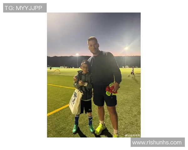 足球明星儿子最新近照曝光展现运动天赋与家庭温馨瞬间